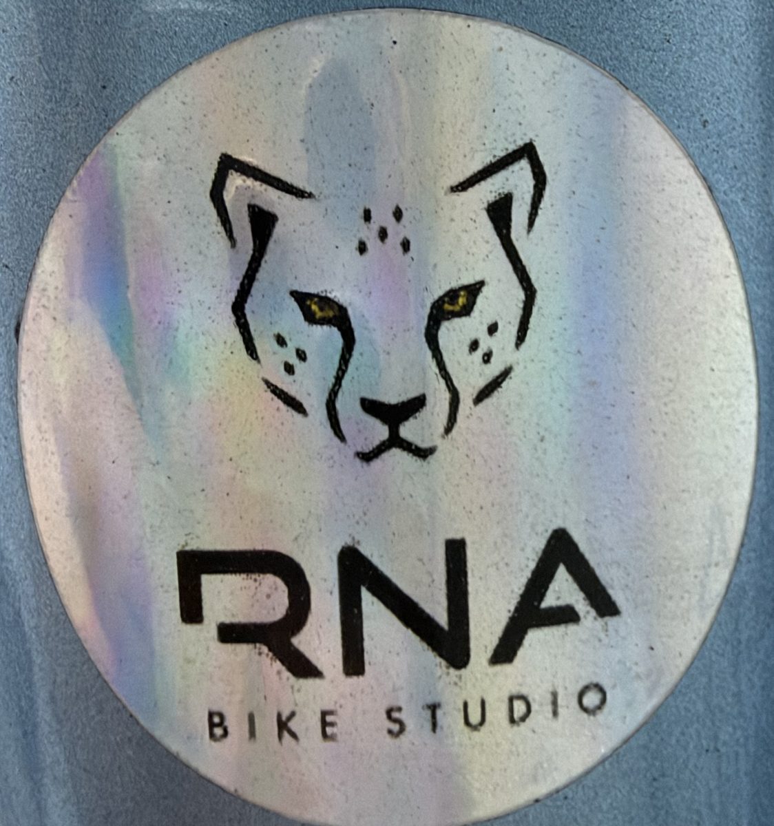 Autocolante holográfico da RNA Bike Studio aplicado no quadro de uma bicicleta