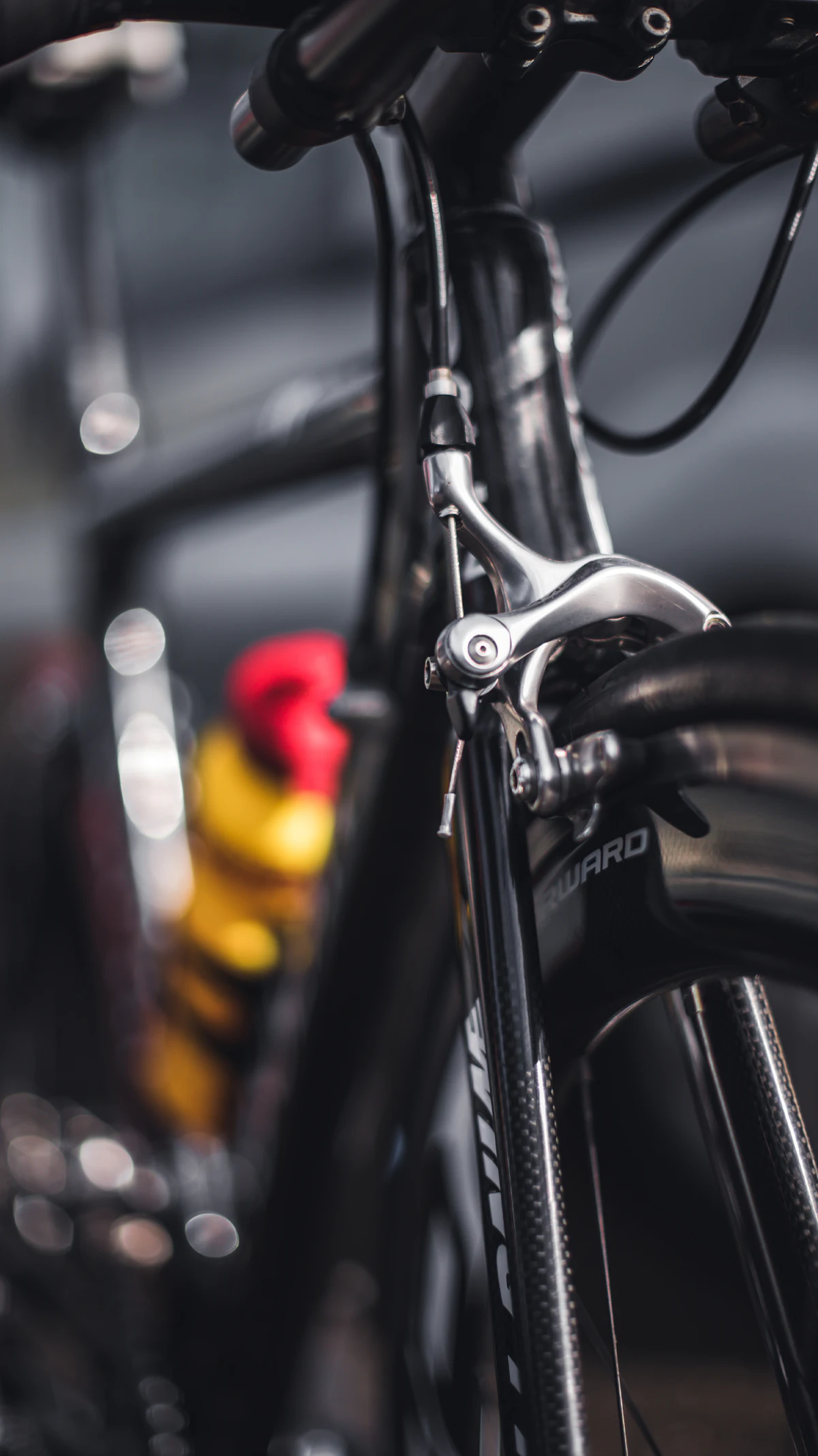 Detalhe do quadro e travão de uma bicicleta de estrada